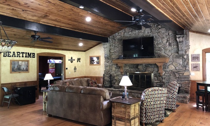 Maggie Valley Cabin | Beartime:Pool table, Arcade, Hot tub, Fireplace,Firepit, Large driveways. 3acres