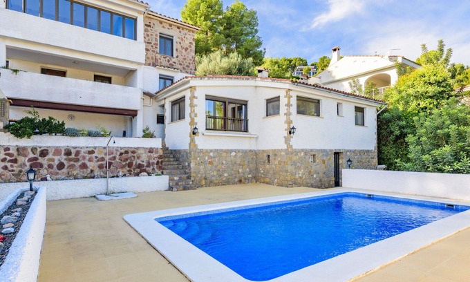 Oropesa del Mar Villa | Beautiful apartment in villa for 3 guests with A/C, pool, WIFI, TV and terrace