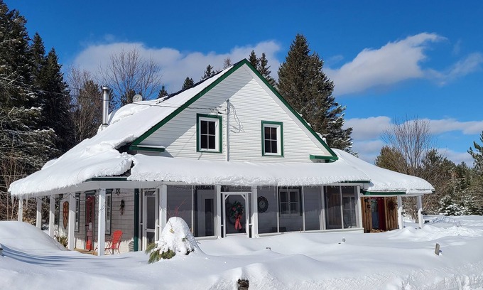 Mauricie Cottage | Beautiful country house by the river - 4.5 acres of private lot to enjoy nature.