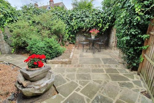 Sholden House | Beautiful 1 bedroom cottage with courtyard.