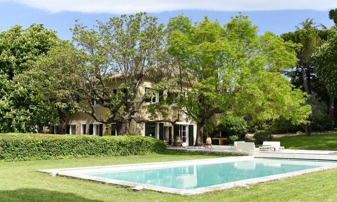 La Tour-d'Aigues House | Beautiful 18th Century Domaine with private park, tennis court, pool, vineyards