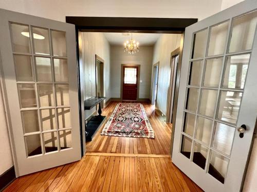 Smithville House | Beautiful 1900s Victorian House and Pool