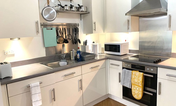 Becontree Apartment | Beautiful 1bedroom Dagenham Apartment with Views
