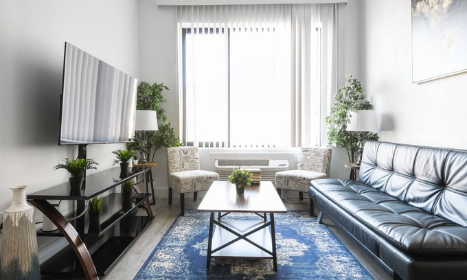 Elizabeth Apartment | Beautiful 1BR Close to Airport 7305