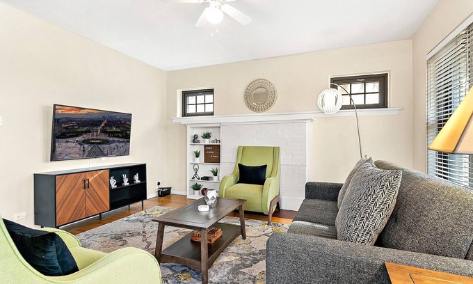 Hyde Park Apartment | Beautiful 1BR Home in Historic Hyde Park Near University of Chicago