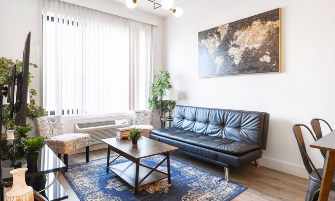 Elizabeth Apartment | Beautiful 1BR Near Airport 9978