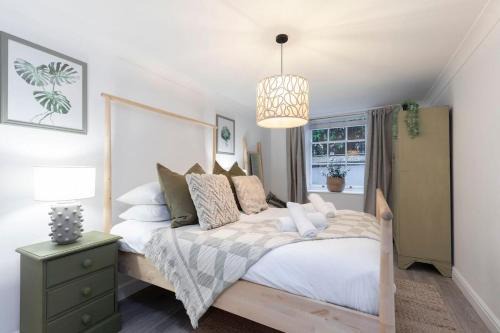 Cheltenham Apartment | Beautiful 2-Bed 2 Bath Regency Flat with Parking