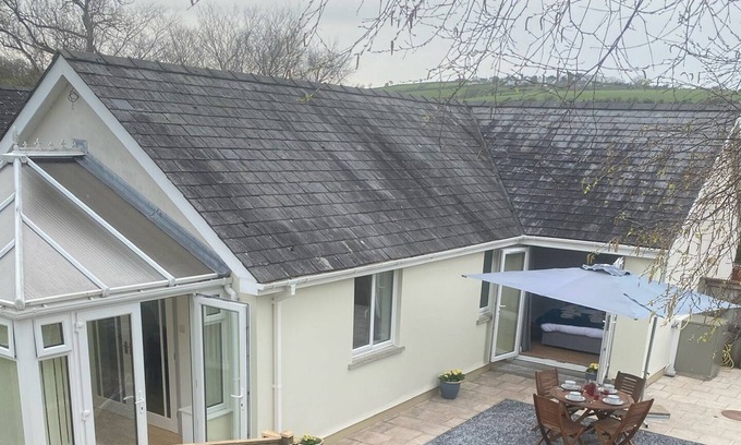 Laugharne House | Beautiful 2 bed Bungalow in the countryside, 5 min from beach