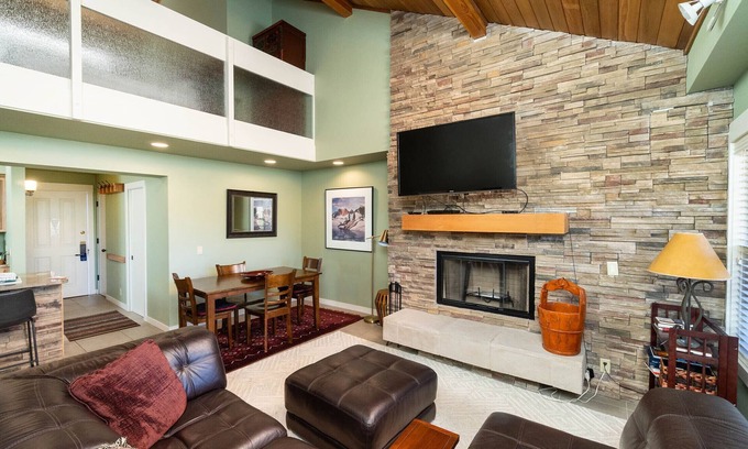 Bend Condo | Beautiful 2 bedroom 2.5 bath Loft Condo with a view.