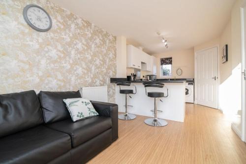 Wolverhampton House | Beautiful 2-bedroom house with parking and garden