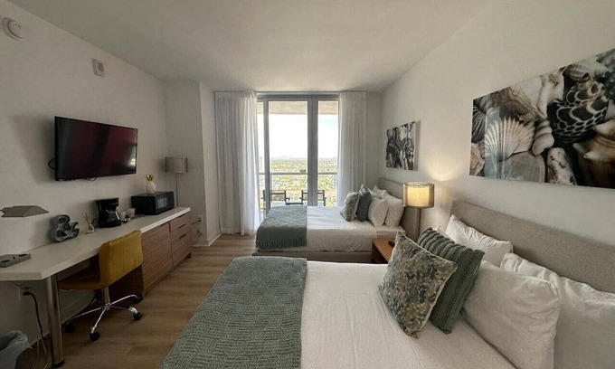 Hallandale Beach Apartment | Beautiful 2-Queen Bed Apt w/Pool & Beach Service