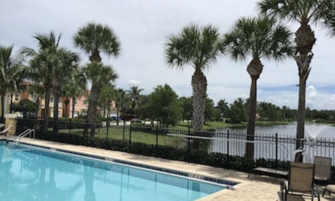 Biggar House | Beautiful 2 story Townhome with view of lake. Minutes from beach