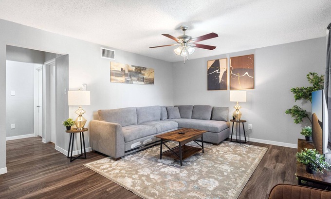 Cherrywood Apartment | Beautiful 2BR 5 Mins to UT 7968