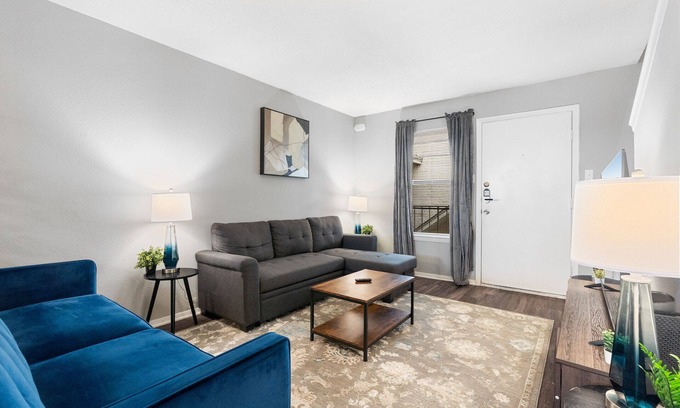 Hancock Apartment | Beautiful 2BR 5 Minutes to UT 9243