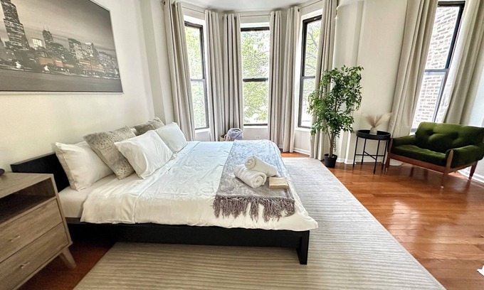 West Town Apartment | Beautiful 2BR apartment in vibrant West Town, close to FultonMarket and Downtown
