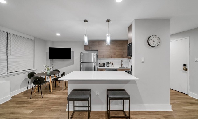 East Falls Apartment | Beautiful 2br Condo in a Highrise, Parking, Gym!