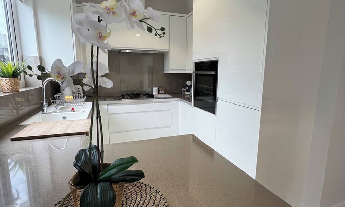 Woodhouse Apartment | Beautiful 3 Bedroom Apartment