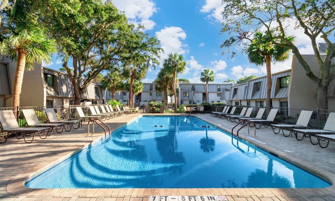Hilton Head Island Villa | BEAUTIFUL 3BR VILLA WITH ROOFTOP DECK, POOL & BEACH ACCESS HILTON HEAD