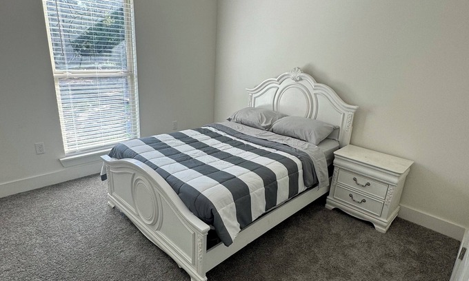 Zachary House | Beautiful 4/bed/2bath home away from home getaway Sleeps up to eight guest