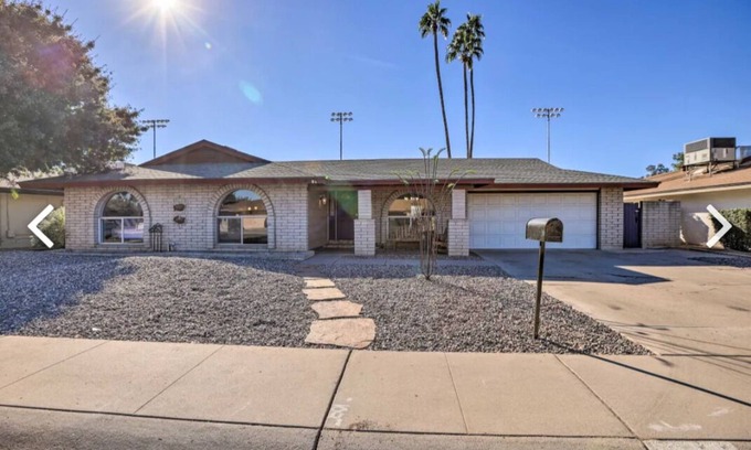 Glendale House | Beautiful 4 bedroom 2 bathroom with pool