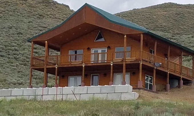 Corral Cabin | Beautiful 4-bedroom cabin with WiFi, AC in superb Fairfield