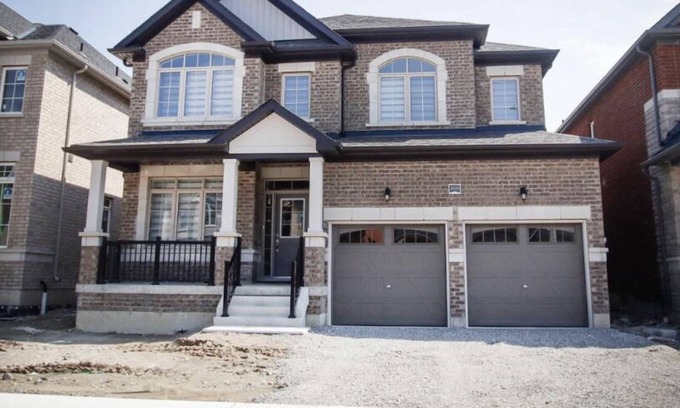 Innisfil House | Beautiful 4 bedroom home, close to the beach in a family neighborhood.