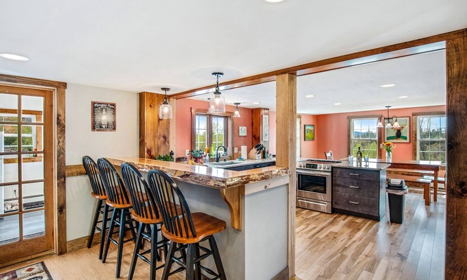 Newbury Other | Beautiful 4 bedroom-sleeps 9 Close to Mountains,Lakes -5 mi to Sunapee w/view