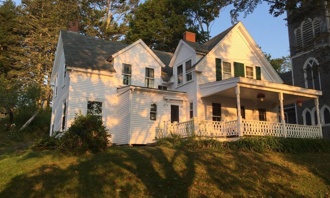 North Haven House | Beautiful 4 Bedroom Home - Downtown!