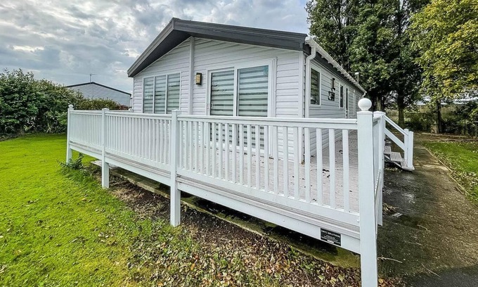 Hunstanton Cabin | Beautiful 4 berth lodge with decking near Hunstanton Beach, Norfolk ref 23039dB