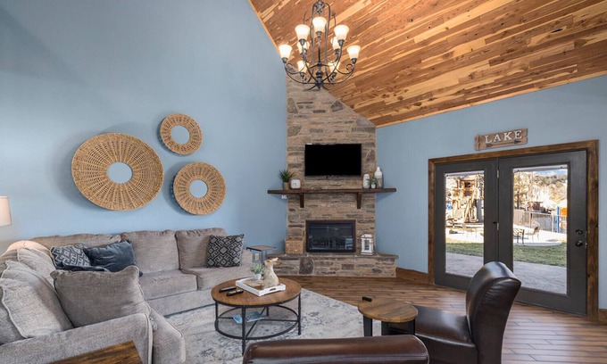 Branson Villa | Beautiful 5 Bedroom Poolside Villa