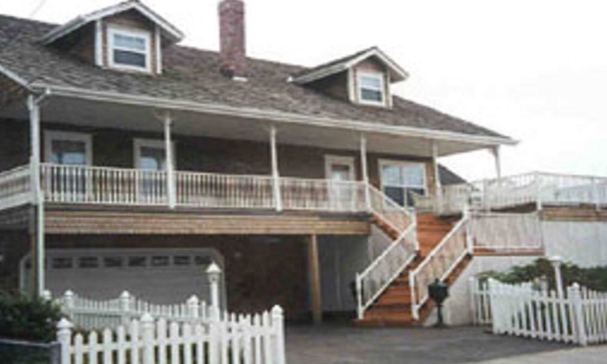 Seaside House | Beautiful 5000 sq. ft property ~ 3 levels w/wrap around deck panoramic view