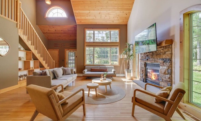 Cresco House | Beautiful 5BR, Gameroom, Hot Tub, Fenced Yard