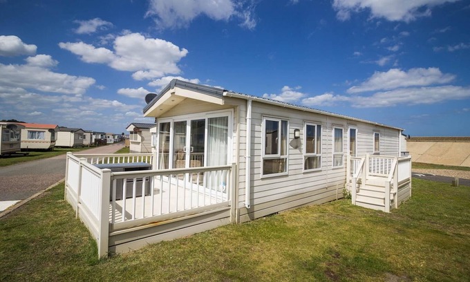 Lowestoft House | Beautiful 6 berth caravan by the beach in Suffolk ref 40076ND
