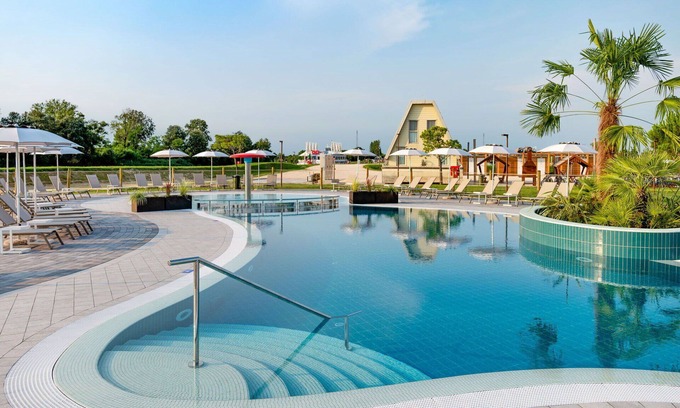 Lignano Sabbiadoro House | Beautiful apartment in villa for 6 people with A/C, WIFI, pool, TV, terrace and pets allowed