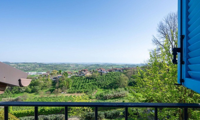 San Damiano dʼAsti Villa | Beautiful apartment in villa for 5 guests with pool, WIFI, TV, patio and pets allowed