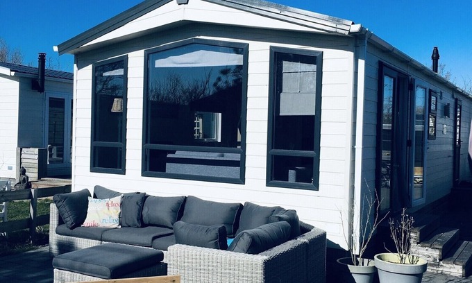 Petten Ski Chalet | Beautiful and luxurious chalet for 4 persons 500 m from the sea.