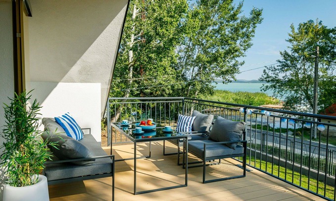 Balatonszarszo Apartment | Beautiful apartment for 7 guests with WIFI, A/C, TV and terrace
