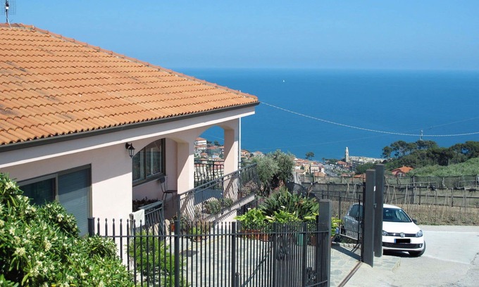 Pantai Apartment | Beautiful apartment for 7 guests with TV and terrace