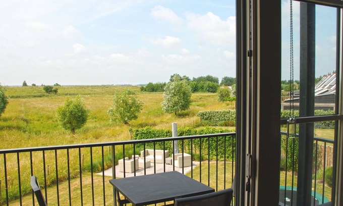 Colijnsplaat Apartment | Beautiful apartment for 4 guests with hot tub, WIFI, TV, balcony and parking