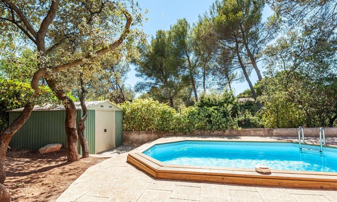 Lambesc Apartment | Beautiful apartment for 4 people with WIFI, pool, TV, patio and pets allowed