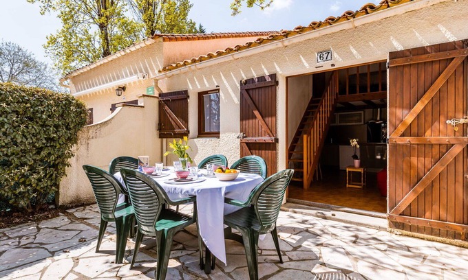 Les Mathes Apartment | Beautiful apartment for 4 guests with WIFI, TV, terrace and pets allowed