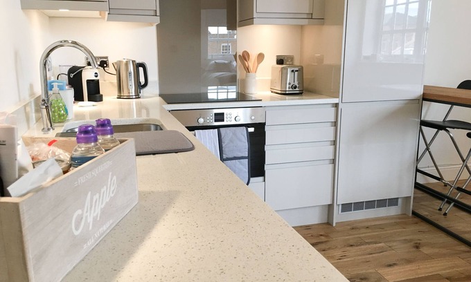 Winchester Apartment | Beautiful Apartment in Centre of Winchester with Parking
