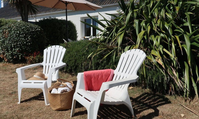 Plozevet House | Beautiful apartment in villa for 6 people with TV, terrace and pets allowed