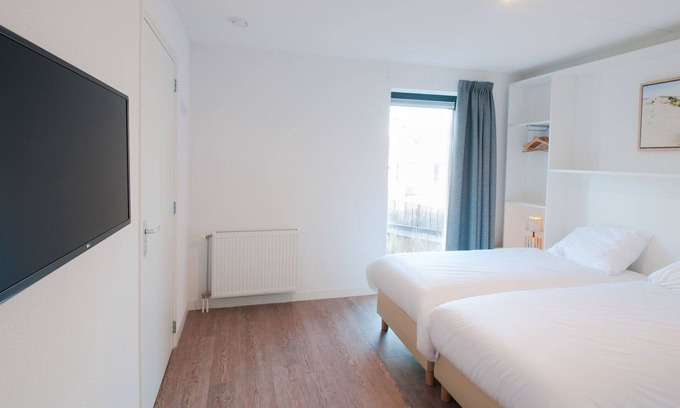 Tholen House | Beautiful apartment in villa for 10 guests with WIFI, hot tub, TV and parking
