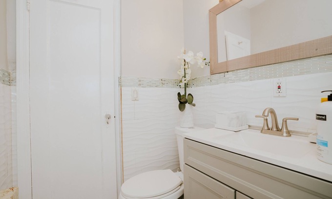 Queens House | Beautiful apartment seconds away from LGA airport