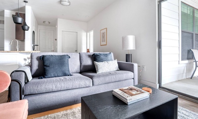 Gateway Apartment | Beautiful Arboretum 2BR w/ Pool, Gym & W/D, nr retail, by Blueground