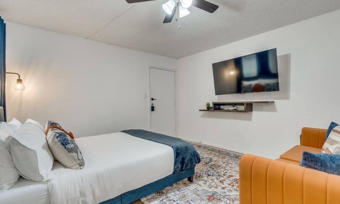 Hyde Park Apartment | Beautiful Austin Studio Sleeps 4 10min to Downtown