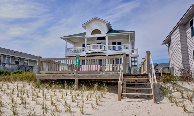 Surf City House | Beautiful Beachfront 6 Bedroom Home with Private Sundeck on Dune