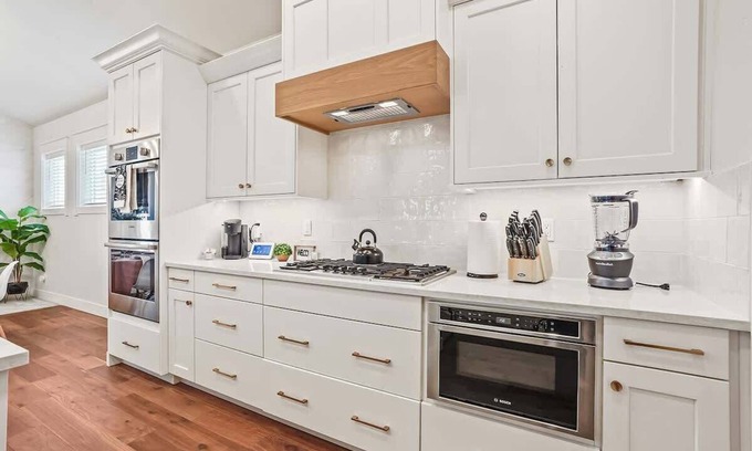 Meridian House | Beautiful Brick Bungalow Private 4 Bedroom Home