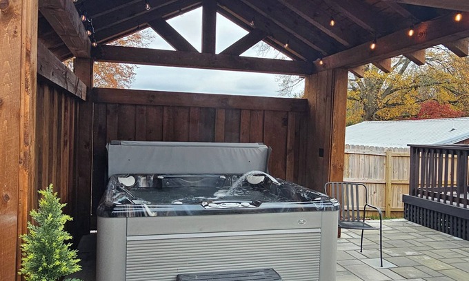 Bristol House | Beautiful Bristol Bungalow w/Firepit- 5 mins to downtown & 6 mins to Casino